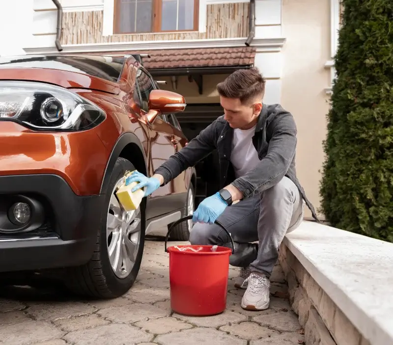 Lavage auto à domicile Moyen : professionnel intervenant sur un véhicule